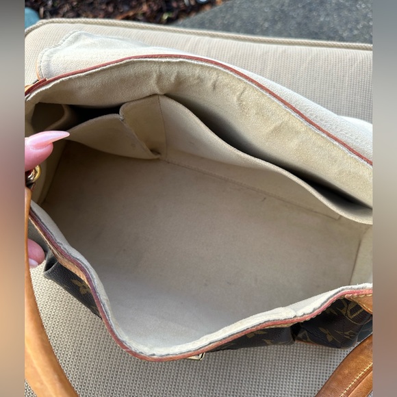 Louis Vuitton Beverly Handbag - Picture 15 of 16